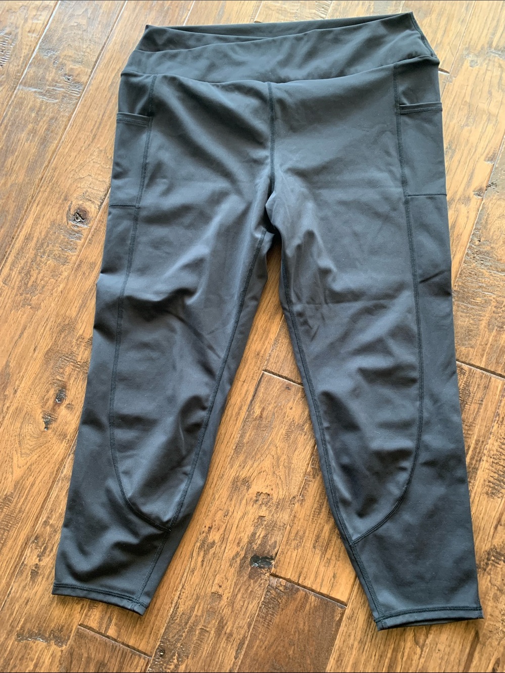 High-Waist Black Performance Leggings with Side Pockets